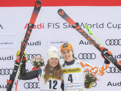 Vpravo slovenská lyžiarka Petra Vlhová s Kanaďankou Valerie Grenierovou (vľavo), ktorá oslavuje premiérové víťazstvo v SP v kariére.
