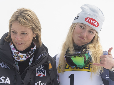 Na snímke vpravo americká lyžiarka Mikaela Shiffrinová dojatá po víťazstve v obrovskom slalome žien Svetového pohára v alpskom lyžovaní v slovinskej Kranjskej Gore a po vyrovnaní rekordu Lindsey Vonnovej v počte víťazstiev v alpskom lyžovaní a vľavo jej matka Eileen Shiffrinová