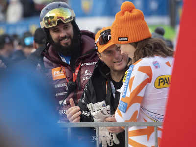 Na snímke vpravo slovenská lyžiarka Petra Vlhová skončila v celkovom hdnotení obrovských slalomov žien Svetového pohára v alpskom lyžovaní v slovinskej Kranjskej Gore v na treťom mieste, uprostred jej tréner Mauro Pini a vľavo manažér tímu Boris Vlha