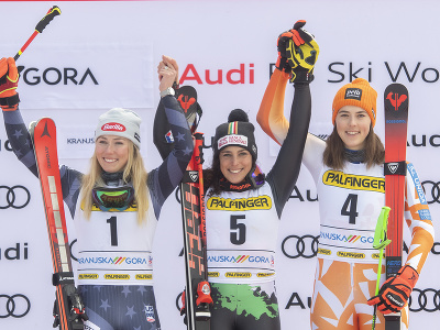 Na snímke vpravo slovenská lyžiarka Petra Vlhová skončila v celkovom hodnotení obrovských slalomov žien Svetového pohára v alpskom lyžovaní v slovinskej Kranjskej Gore v na treťom mieste, celkovo druhá skončila vľavo Američanka Mikaela Shiffrinová a uprostred zvíťazila talianska lyžiarka Federica Brignoneová