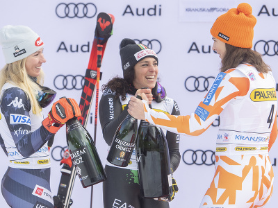 Na snímke vpravo slovenská lyžiarka Petra Vlhová skončila v celkovom hodnotení obrovských slalomov žien Svetového pohára v alpskom lyžovaní v slovinskej Kranjskej Gore v na treťom mieste, celkovo druhá skončila vľavo Američanka Mikaela Shiffrinová a uprostred zvíťazila talianska lyžiarka Federica Brignoneová