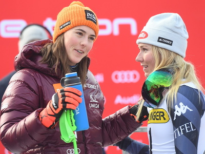 Na snímke vpravo americká lyžiarka Mikaela Shiffrinová oslavuje víťazstvo, vľavo štvrtá v cieli Slovenka Petra Vlhová v obrovskom slalome žien Svetového pohára v alpskom lyžovaní v slovinskej Kranjskej Gore 