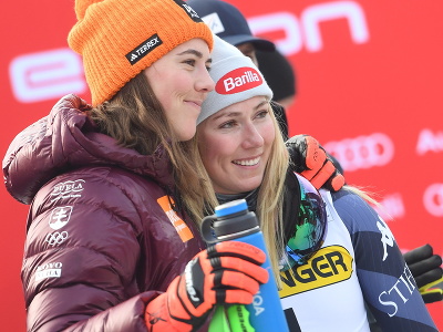 Na snímke vpravo americká lyžiarka Mikaela Shiffrinová oslavuje víťazstvo, vľavo štvrtá v cieli Slovenka Petra Vlhová v obrovskom slalome žien Svetového pohára v alpskom lyžovaní v slovinskej Kranjskej Gore 