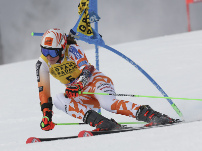 Slovenská lyžiarka Petra Vlhová na trati 1. kola obrovského slalomu Svetového pohára v alpskom lyžovaní v talianskom stredisku Kronplatz