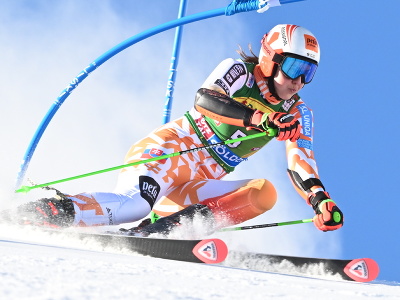 Na snímke slovenská lyžiarka Petra Vlhová na trati v 1. kole úvodného obrovského slalomu Svetového pohára v rakúskom Söldene