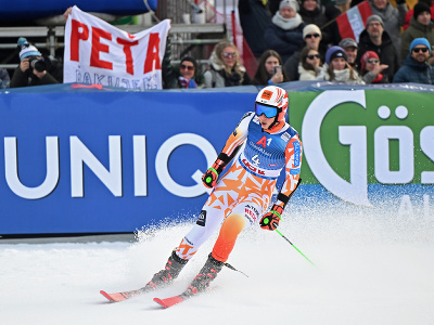 Na snímke slovenská lyžiarka Petra Vlhová reaguje v cieli 2. kola obrovského slalomu Svetového pohára v rakúskom Lienzi vo štvrtok 28. decembra 2023