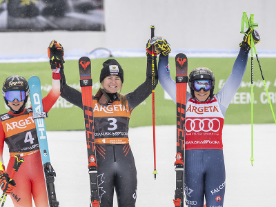 Kanadská lyžiarka Valerie Grenierová (uprostred) pózuje po triumfe v obrovskom slalome Svetového pohára v alpskom lyžovaní v slovinskej Kranjskej Gore v sobotu 6. januára 2024. Druhú priečku obsadila Lara Gutová-Behramiová zo Švajčiarska (vľavo), tretia skončila Talianka Federica Brignoneová (vpravo).