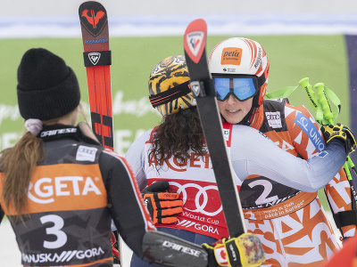 Petra Vlhová, Talianka Federica Brignoneová a Kanaďanka Valerie Grenierová si gratulujú v cieli 2. kola obrovského slalomu Svetového pohára v alpskom lyžovaní v slovinskej Kranjskej Gore