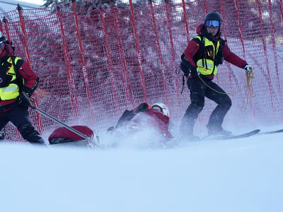 Na snímke slovenská lyžiarka Petra Vlhová počas prevozu na záchranných saniach po páde počas prvého kola obrovského slalomu žien v rámci Svetového pohára v alpskom lyžovaní v Jasnej