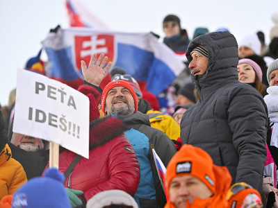 Na snímke fanúšikovia slovenskej lyžiarky Petry Vlhovej počas prvého kola obrovského slalomu žien v rámci Svetového pohára v alpskom lyžovaní v Jasnej
