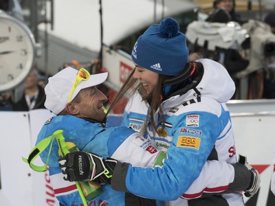 Na snímke vpravo slovenská lyžiarka Petra Vlhová oslavuje s jej talianskym servismanom Pierom Luigim Parravicinim