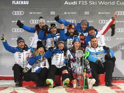Slovenská lyžiarka Petra Vlhová sa teší z víťazstva so svojím tímom