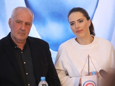 Otec Igor Vlha a Petra Vlhová počas tlačovej konferencie po zisku veľkého krištáľového glóbusy