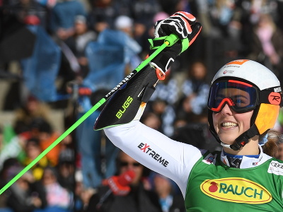 Slovenka Petra Vlhová sa teší v cieli druhého kola obrovského slalomu