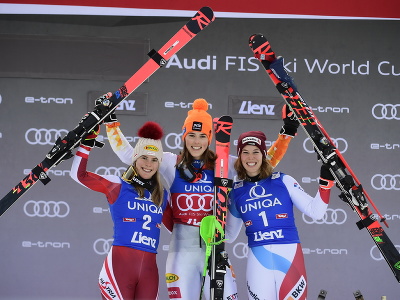Uprosred slovenská lyžiarka Petra Vlhová oslavuje víťazstvov slalome žien Setového pohára v alpskom lyžovaní v rakúskom Lienzi