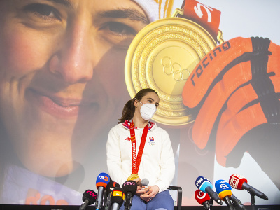 Zlatá olympijská medailistka Petra Vlhová odpovedá na otázky novinárov počas tlačovej konferencie po návrate zo zimných olympijských hier v Pekingu