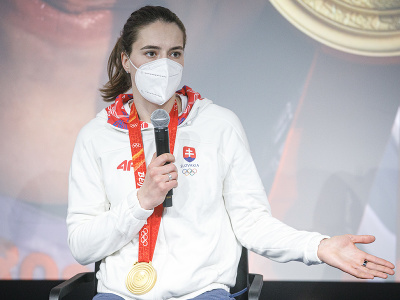 Zlatá olympijská medailistka Petra Vlhová odpovedá na otázky novinárov počas tlačovej konferencie po návrate zo zimných olympijských hier v Pekingu