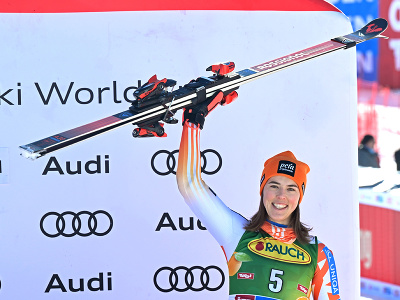 Na snímke slovenská lyžiarka Petra Vlhová sa teší na pódiu z tretieho miesta v obrovskom slalome Svetového pohára