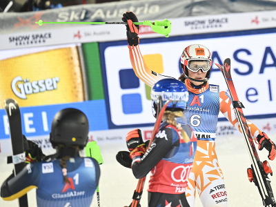 Na snímke slovenská lyžiarka Petra Vlhová (vpravo), Američanka Mikaela Shiffrinová (uprostred) a Švédka Sara Hectorová 