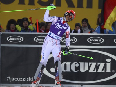 Petra Vlhová oslavuje na pódiu prvého slalomu Svetového pohára vo fínskom Levi