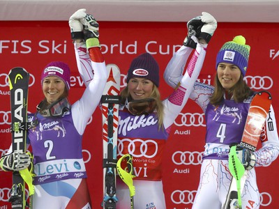 Petra Vlhová oslavuje na pódiu prvého slalomu Svetového pohára vo fínskom Levi