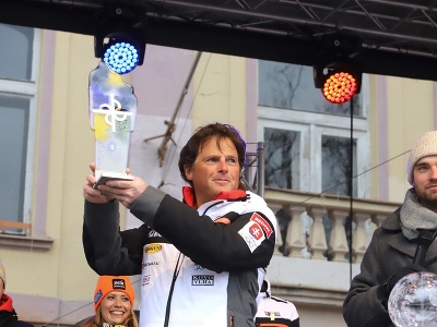 Na snímke tréner Petry Vlhovej Mauro Pini prebral za Ski Team Vlha Cenu primátora na Námestí osloboditeľov v Liptovskom Mikuláši