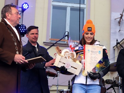 Na snímke primátor mesta Liptovský Mikuláš Ján Blcháč (vľavo) odovzdáva Petre Vlhovej verejné uznanie za zásluhy a ocenenie Osobnosť Liptova na Námestí osloboditeľov v Liptovskom Mikuláši