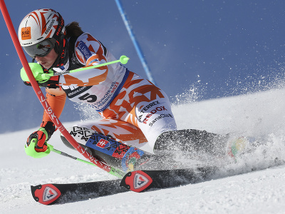 Na snímke slovenská lyžiarka Petra Vlhová na trati počas 1. kola slalomu na MS v alpskom lyžovaní vo francúzskom stredisku Courchevel-Méribel 