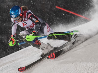 Slovenská lyžiarka Petra Vlhová na trati počas 1. kola nočného slalomu Svetového pohára žien v rakúskom Flachau