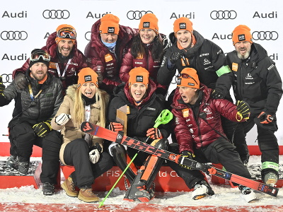 Na snímke slovenská lyžiarka Petra Vlhová (dolný rad uprostred) a jej tím sa tešia po druhom mieste v nočnom slalome Svetového pohára v alpskom lyžovaní v rakúskom Flachau