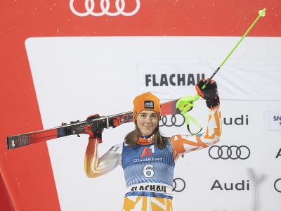 Na snímke slovenská lyžiarka Petra Vlhová sa teší na pódiu po druhom mieste v nočnom  slalome Svetového pohára v alpskom lyžovaní v rakúskom Flachau