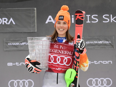 Petra Vlhová oslavuje s trofejou na pódiu víťazstvo v slalome žien