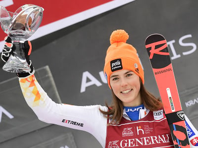 Slovenská lyžiarka Petra Vlhová oslavuje s trofejou na pódiu víťazstvo v slalome žien Svetového pohára v alpskom lyžovaní v slovinskej Kranjskej Gore