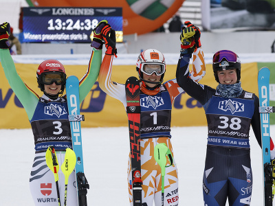 Lena Dürrová, Petra Vlhová a A.J. Hurtová oslavujú pódiové priečky v slalome v Kranjskej Gore