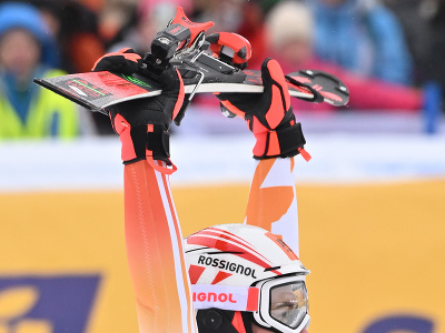 Na snímke slovenská lyžiarka Petra Vlhová dvíha nad hlavu lyže po víťazstve v slalome Svetového pohára v alpskom lyžovaní v slovinskej Kranjskej Gore