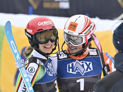 Na snímke slovenská lyžiarka Petra Vlhová a Nemka Lena Dürrová sa objímajú v cieli po 2. kole slalomu Svetového pohára