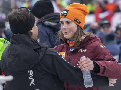 Petra Vlhová a jej tréner Mauro Pini sa objímajú po víťazstve v slalome Svetového pohára