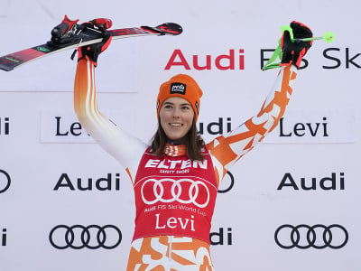 Na snímke slovenská lyžiarka Petra Vlhová oslavuje na stupni víťaziek triumf v slalome žien Svetového pohára v alpskom lyžovaní žien vo fínskom Levi 
