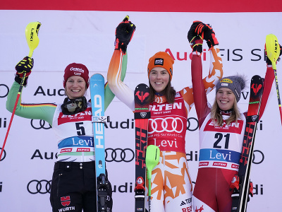 Na snímke slovenská lyžiarka Petra Vlhová oslavuje na stupni víťaziek triumf v slalome žien Svetového pohára v alpskom lyžovaní žien vo fínskom Levi 