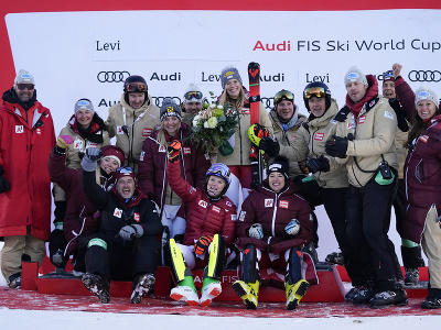 Na snímke uprostred slovenská lyžiarka Petra Vlhová spolu s realizačným tímom oslavuje s mužom v kostýme Santa Clausa a sobíkom na pódiu víťazstvo v slalome žien Svetového pohára v alpskom lyžovaní žien vo fínskom Levi