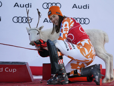 Na snímke slovenská lyžiarka Petra Vlhová oslavuje so sobíkom na pódiu triumf v slalome žien Svetového pohára v alpskom lyžovaní žien vo fínskom Levi