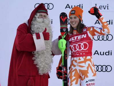 Na snímke uprostred slovenská lyžiarka Petra Vlhová spolu s realizačným tímom oslavuje s mužom v kostýme Santa Clausa a sobíkom na pódiu víťazstvo v slalome žien Svetového pohára v alpskom lyžovaní žien vo fínskom Levi