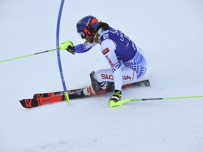 Petra Vlhová na trati v 1. kole slalomu žien v rakúskom Lienzi