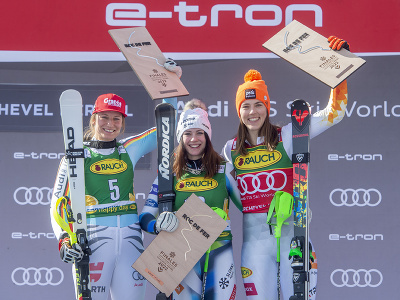 Vpravo tretia po sobotňajšom slalome vo francúzskom Courchevel/Meribel slovenská lyžiarka Petra Vlhová, vľavo druhá Nemka Lena Dürrová a uprostred víťazka Slovinka Andreja Slokarová