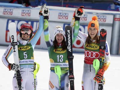 Oslavujúca Petra Vlhová s malým glóbusom za triumf v súťaži slalomárok