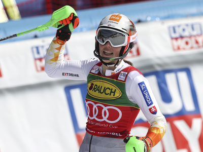 Oslavujúca Petra Vlhová s malým glóbusom za triumf v súťaži slalomárok
