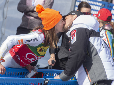 Petra Vlhová s priateľom Michalom po finálovom slalome žien Svetového pohára v alpskom lyžovaní vo francúzskom Courchevel/Meribel