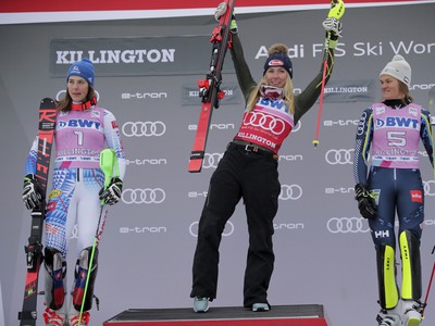 Petra Vlhová, Mikaela Shiffrinová a Anna Swennová Larssonová na stupni pre víťazov