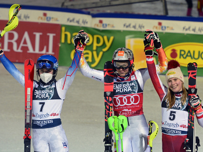 Slovenská lyžiarka Petra Vlhová (uprostred) sa teší po triumfe v utorkovom slalome Svetového pohára alpských lyžiarok v Záhrebe v utorok 4. januára 2022. Druhá skončila Američanka Mikaela Shiffrinová, tretia bola Rakúšanka Katharina Liensbergerová