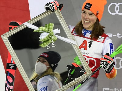 Na snímke slovenská lyžiarka Petra Vlhová obsadila 2. miesto v slalome žien Svetového pohára v alpskom lyžovaní v rakúskom Schladmingu, v odraze víťazka Mikaela Shiffrinová